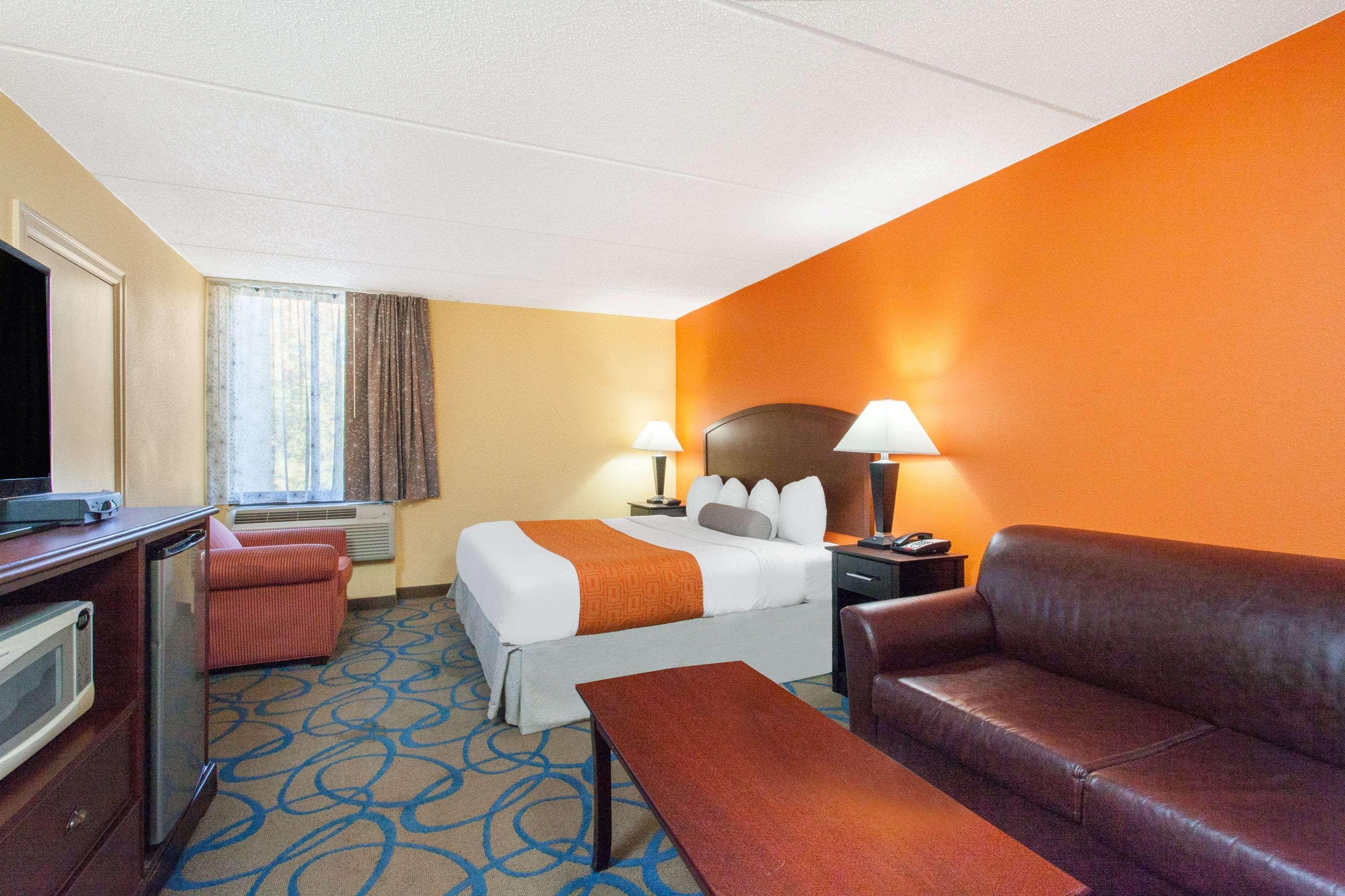Howard Johnson By Wyndham Suffern Exterior photo