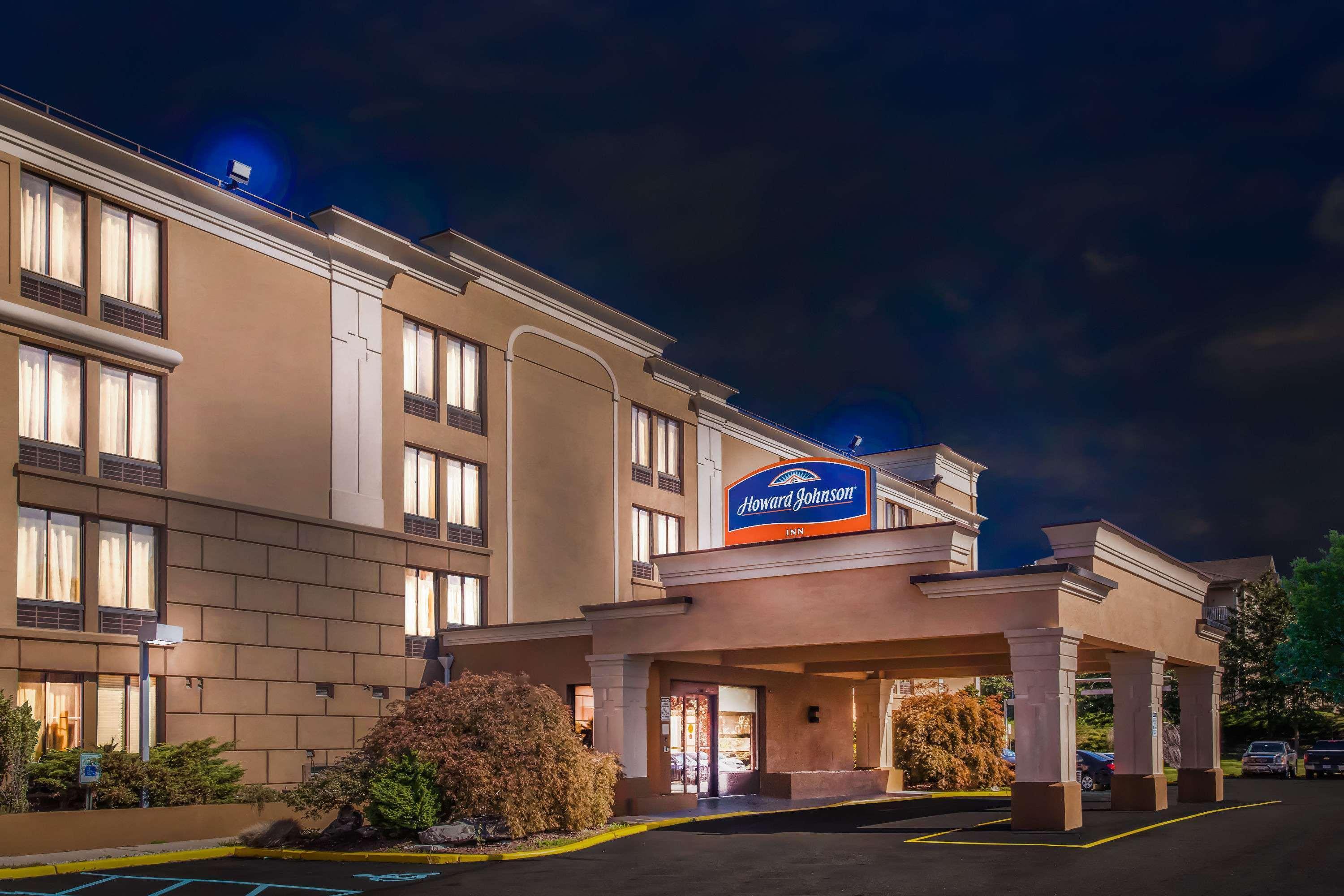 Howard Johnson By Wyndham Suffern Exterior photo