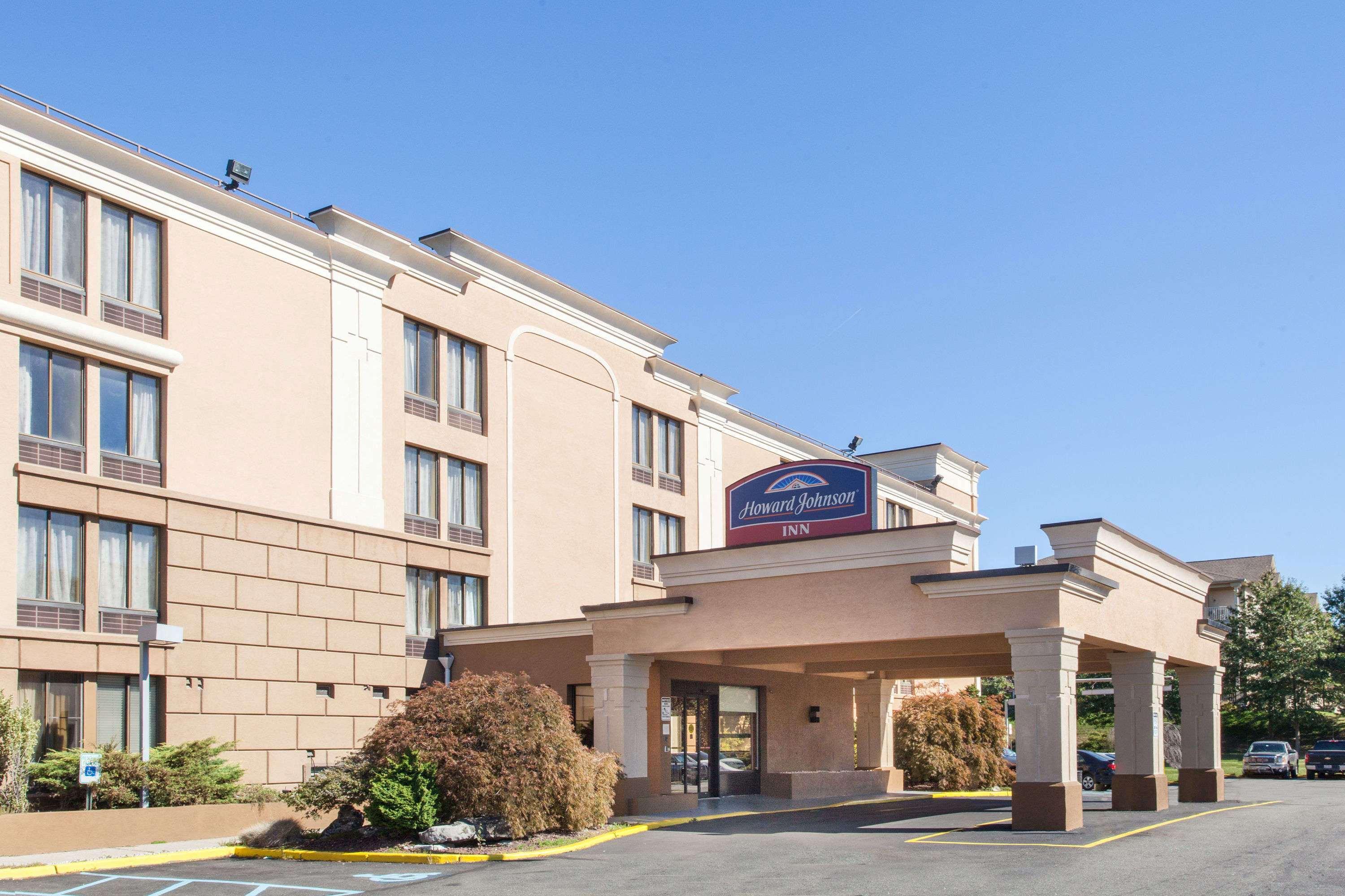 Howard Johnson By Wyndham Suffern Exterior photo