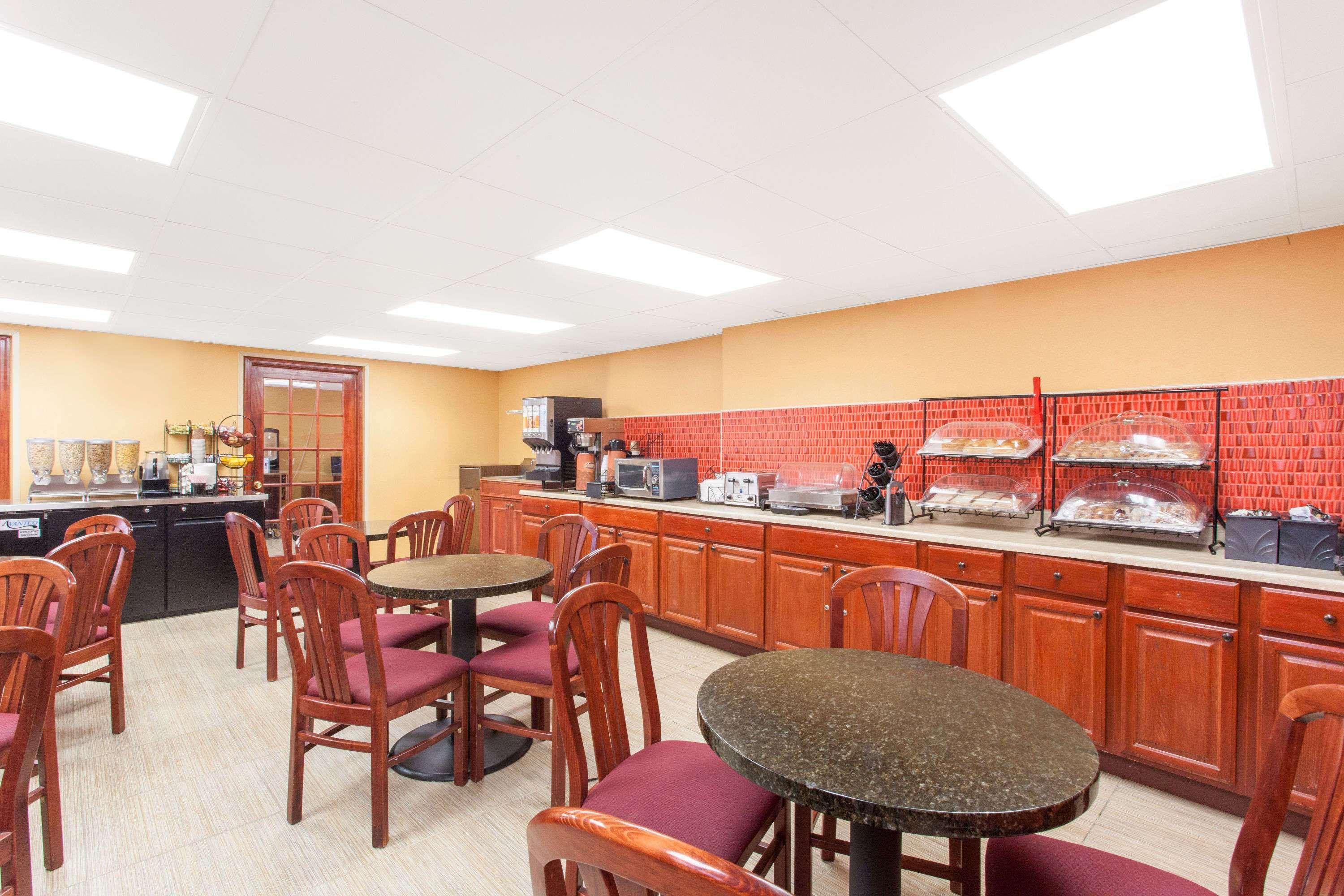 Howard Johnson By Wyndham Suffern Exterior photo
