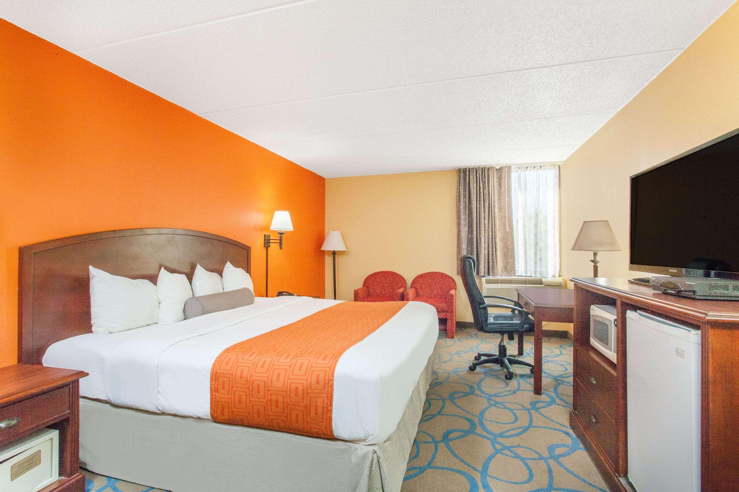 Howard Johnson By Wyndham Suffern Exterior photo