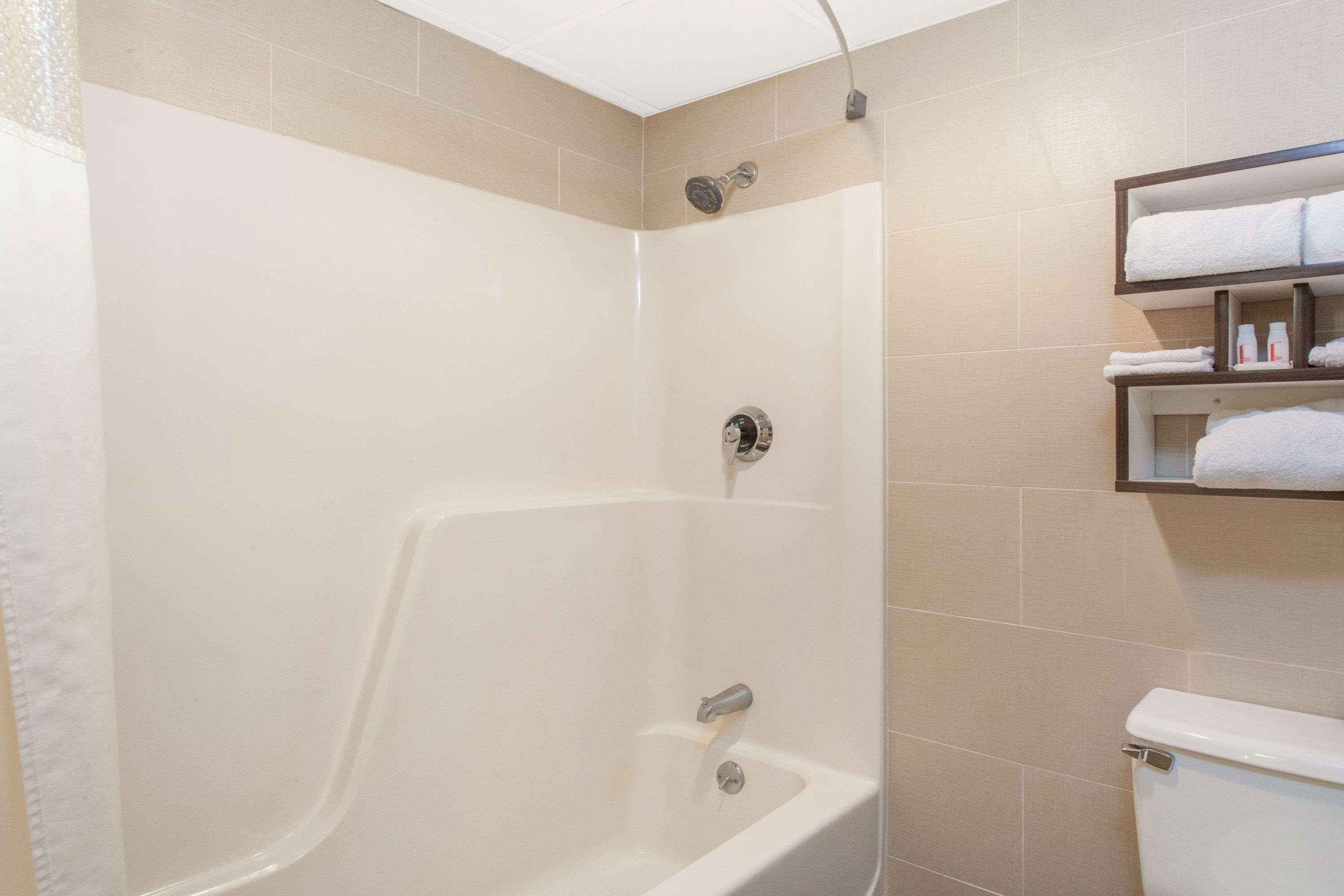 Howard Johnson By Wyndham Suffern Exterior photo
