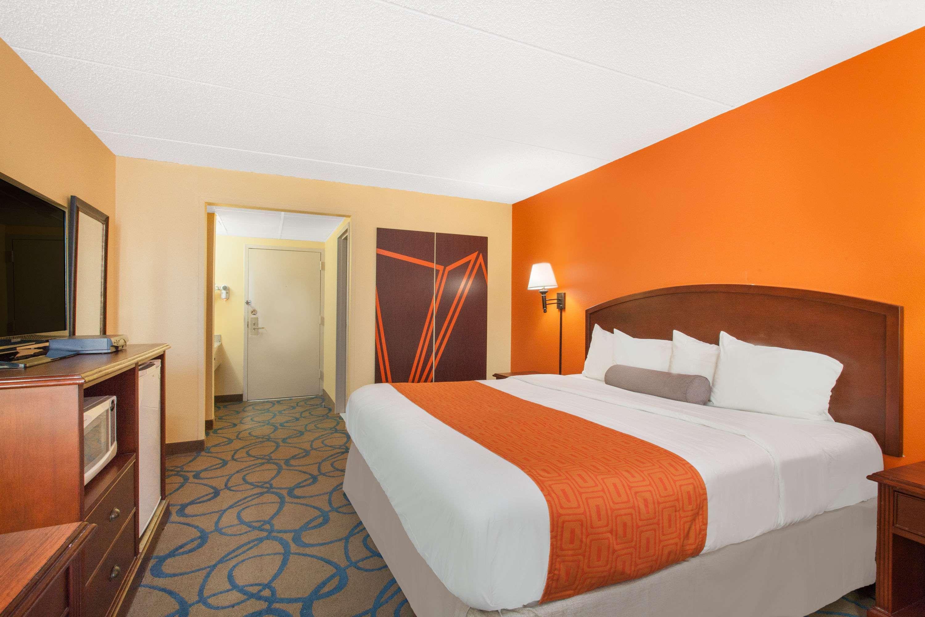 Howard Johnson By Wyndham Suffern Exterior photo