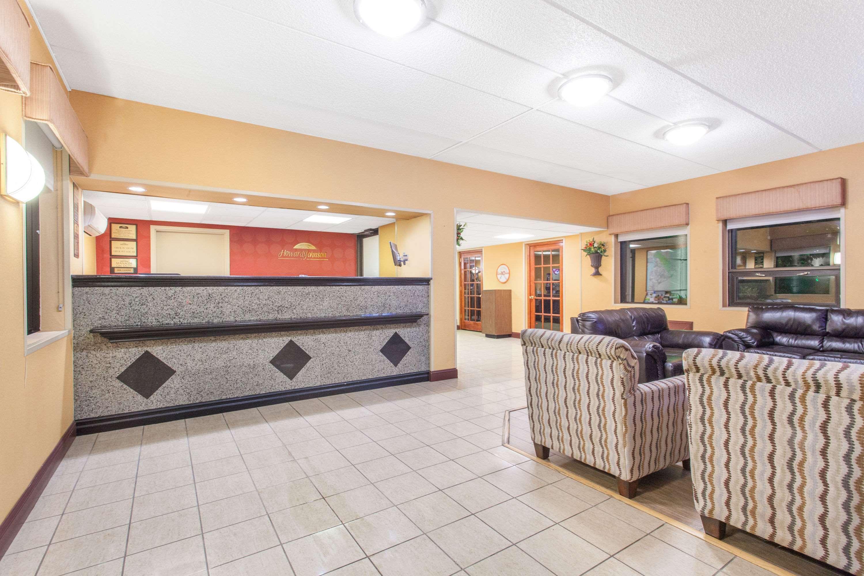 Howard Johnson By Wyndham Suffern Exterior photo
