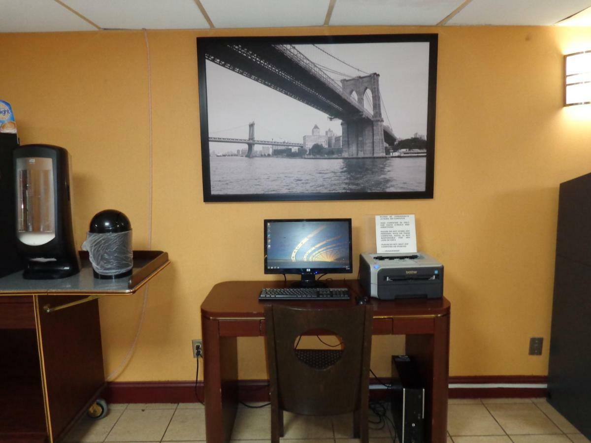 Howard Johnson By Wyndham Suffern Exterior photo