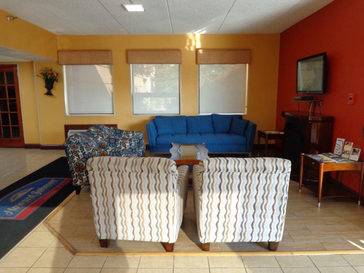 Howard Johnson By Wyndham Suffern Exterior photo